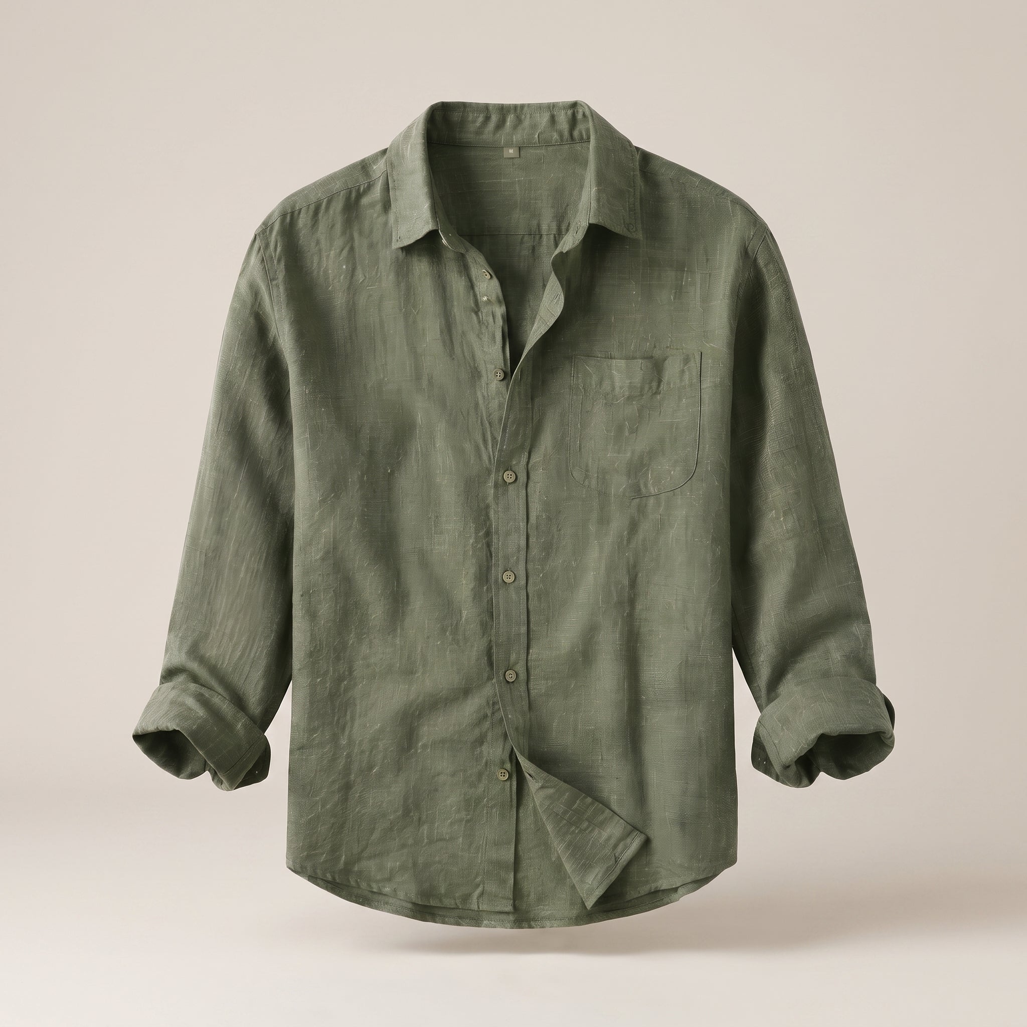 Chemise hippie homme en lin kaki sur mannequin invisible, coupe oversize, fond studio écru Image