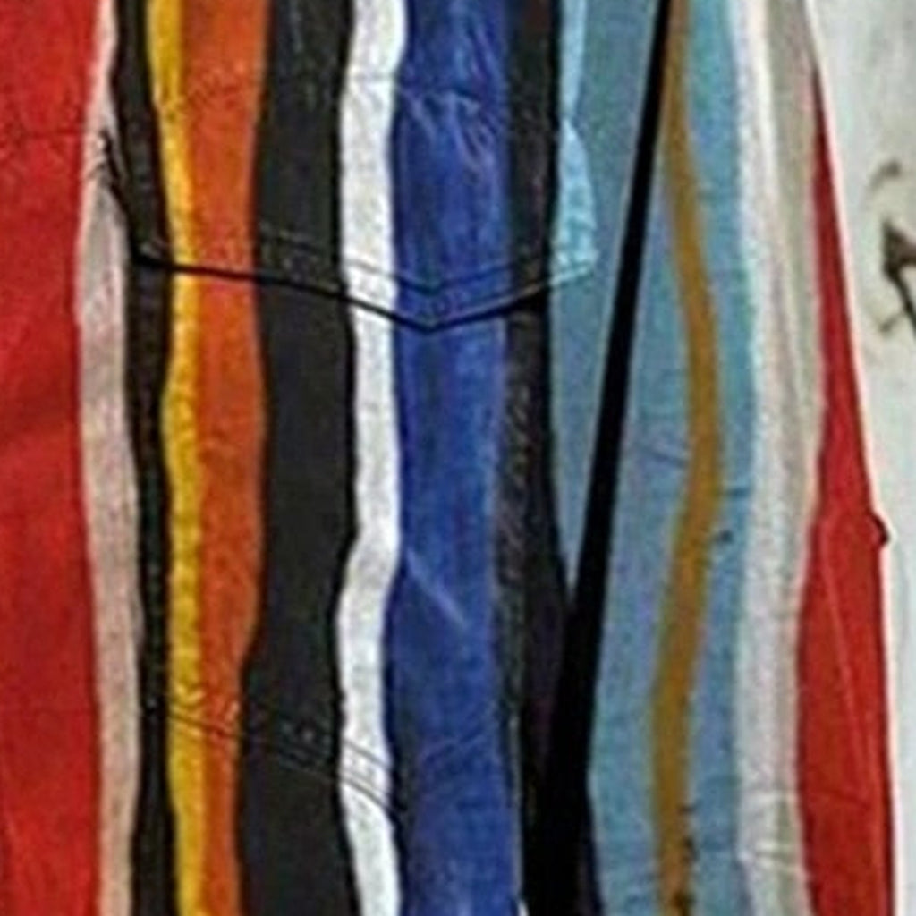 Détail de la poche poitrine et des boutons de la chemise rayée