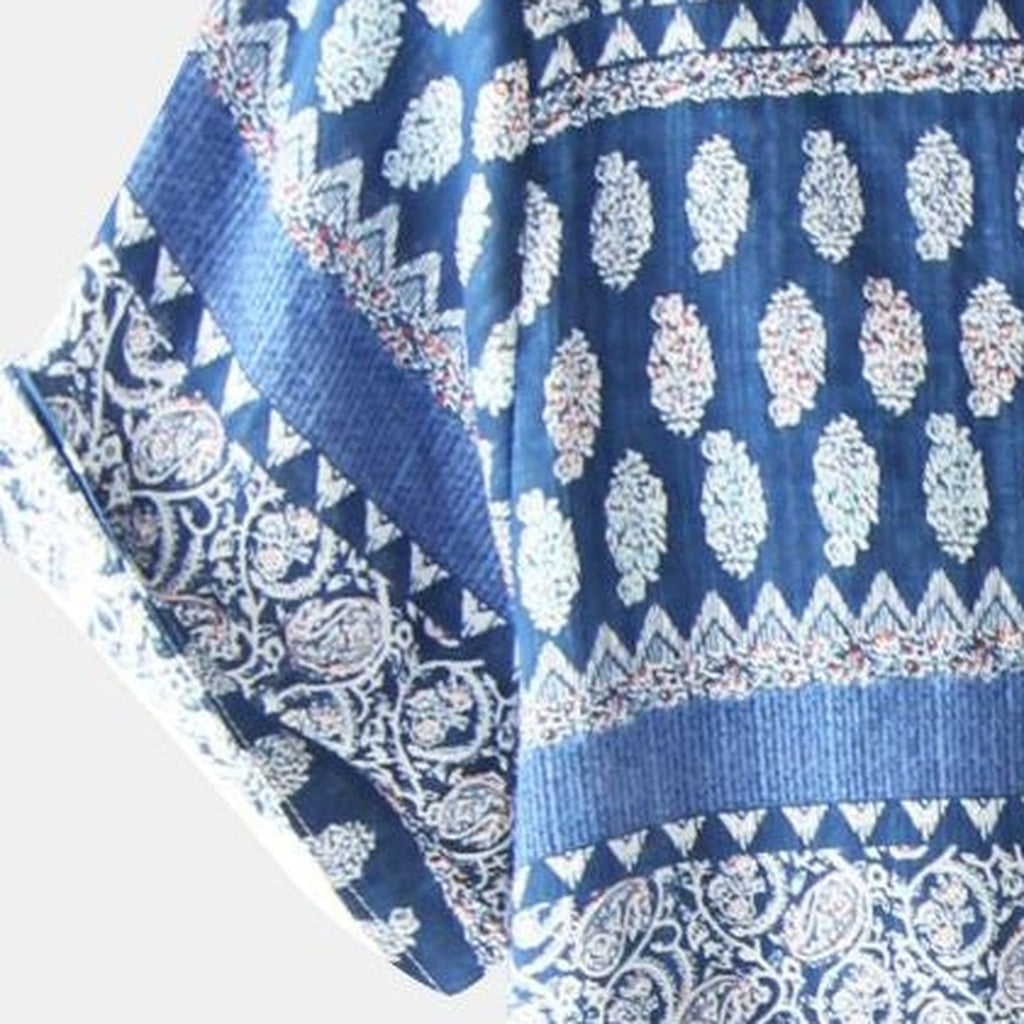 Détail du col cubain et du motif indien de la chemise