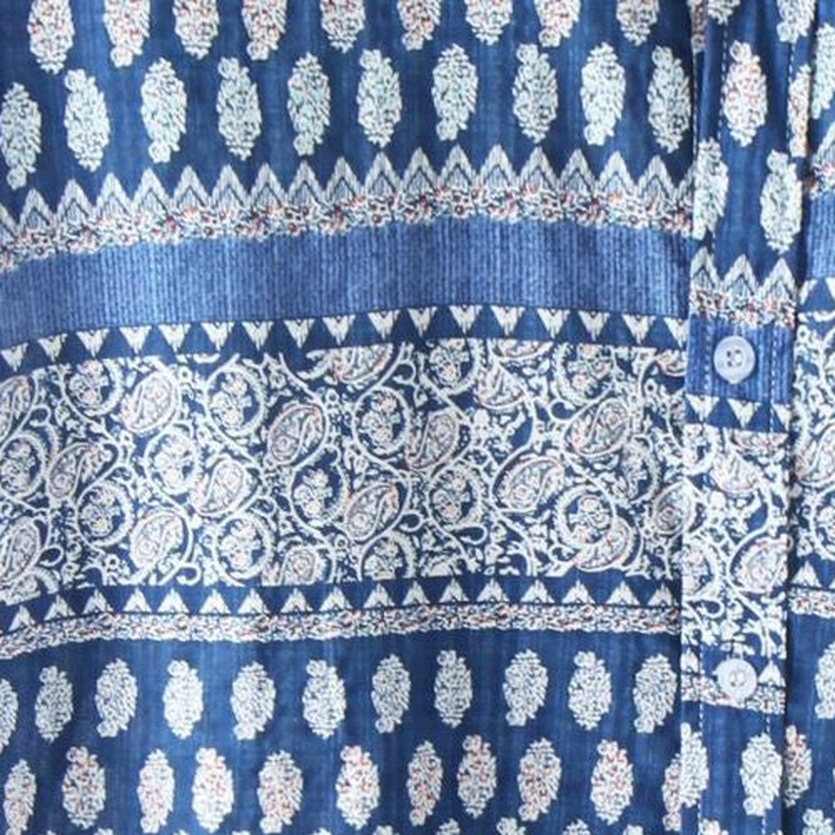 Gros plan de l'imprimé indien block-print paisley bleu et blanc
