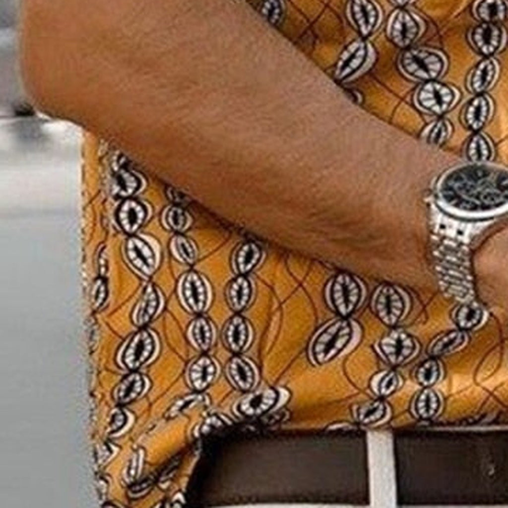 Détail de la manche courte et du motif cauris de la chemise