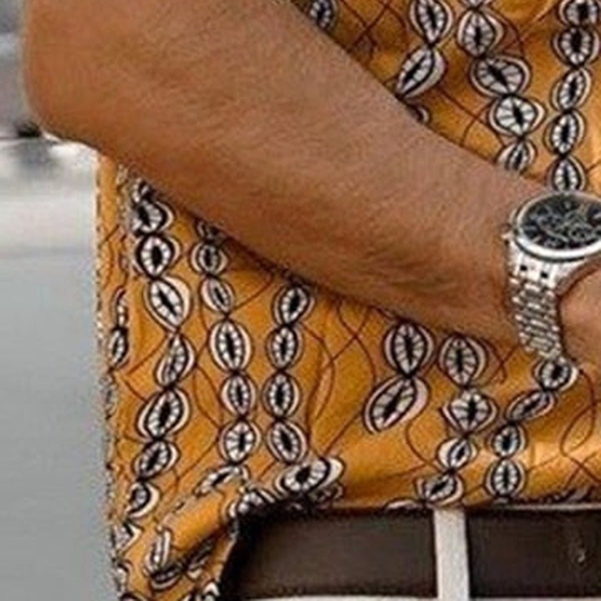 Détail de la manche courte et du motif cauris de la chemise