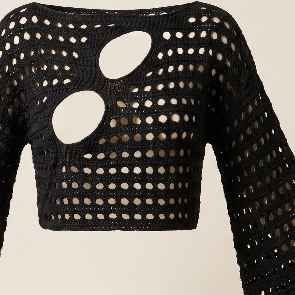 Gros plan de la maille filet au crochet et des découpes ovales