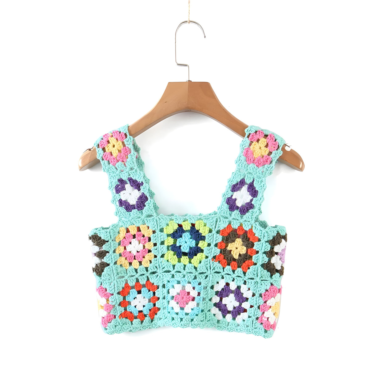Crop-top au crochet vert d'eau à fleurs multicolores, vue de face sur cintre