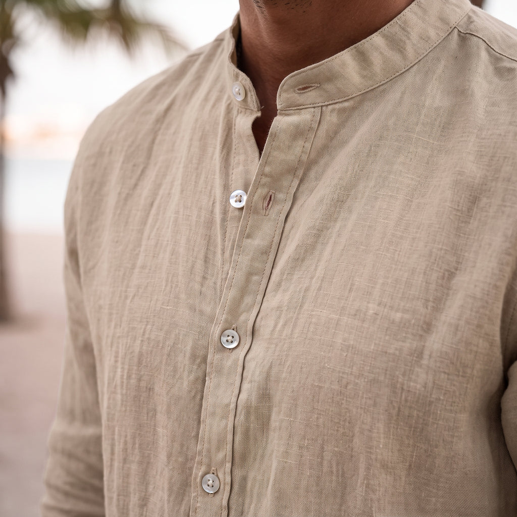 Gros plan col officier et tissu lin beige de la chemise hippie