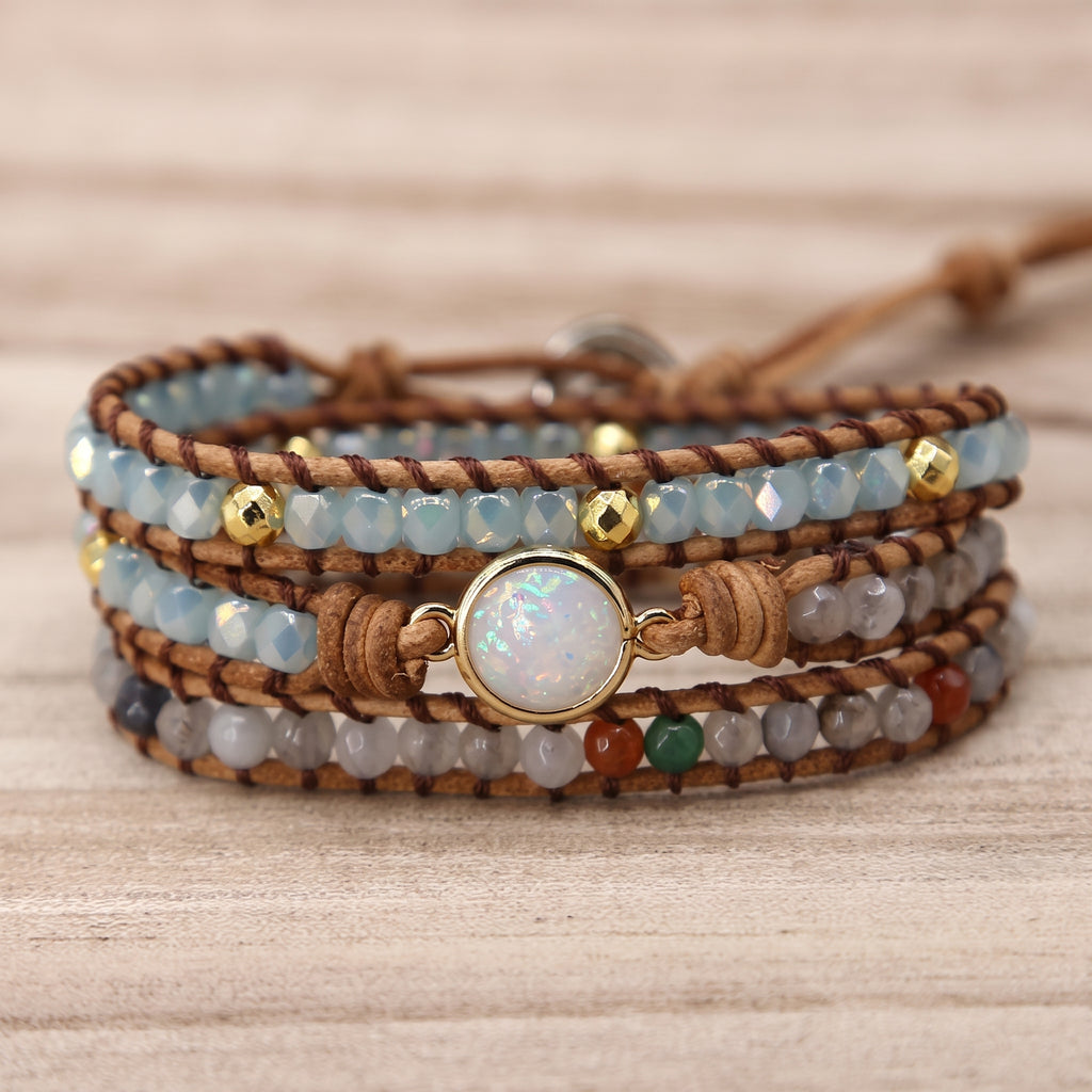 Gros plan cabochon opale blanche et perles agate du bracelet wrap