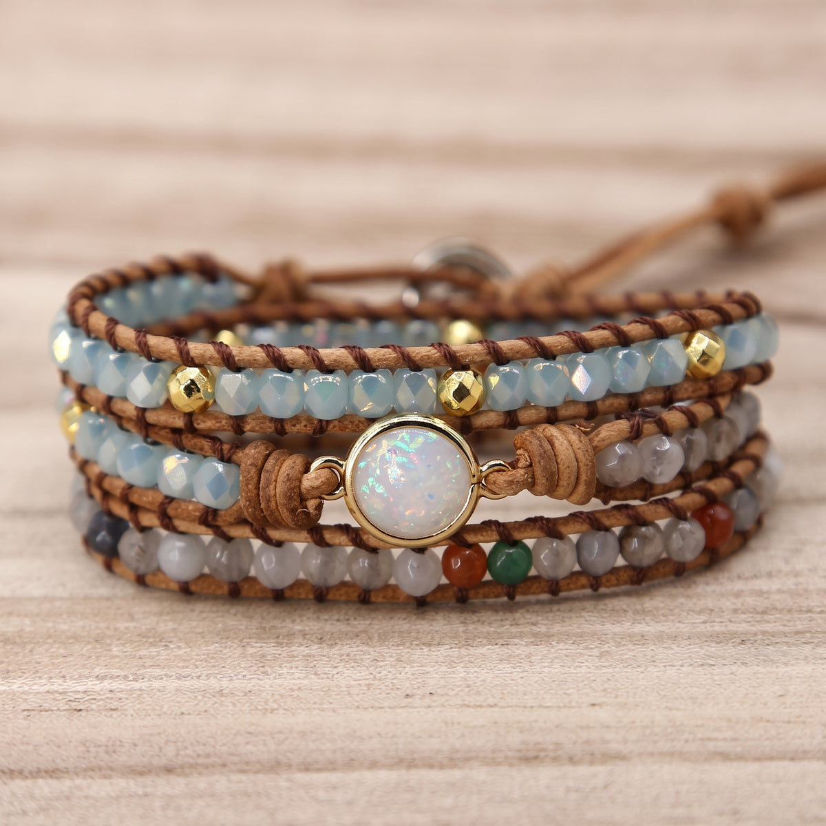 Gros plan cabochon opale blanche et perles agate du bracelet wrap