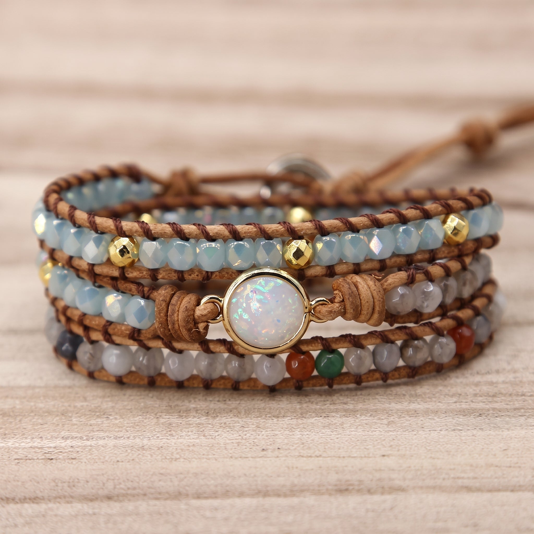 Gros plan cabochon opale blanche et perles agate du bracelet wrap Image