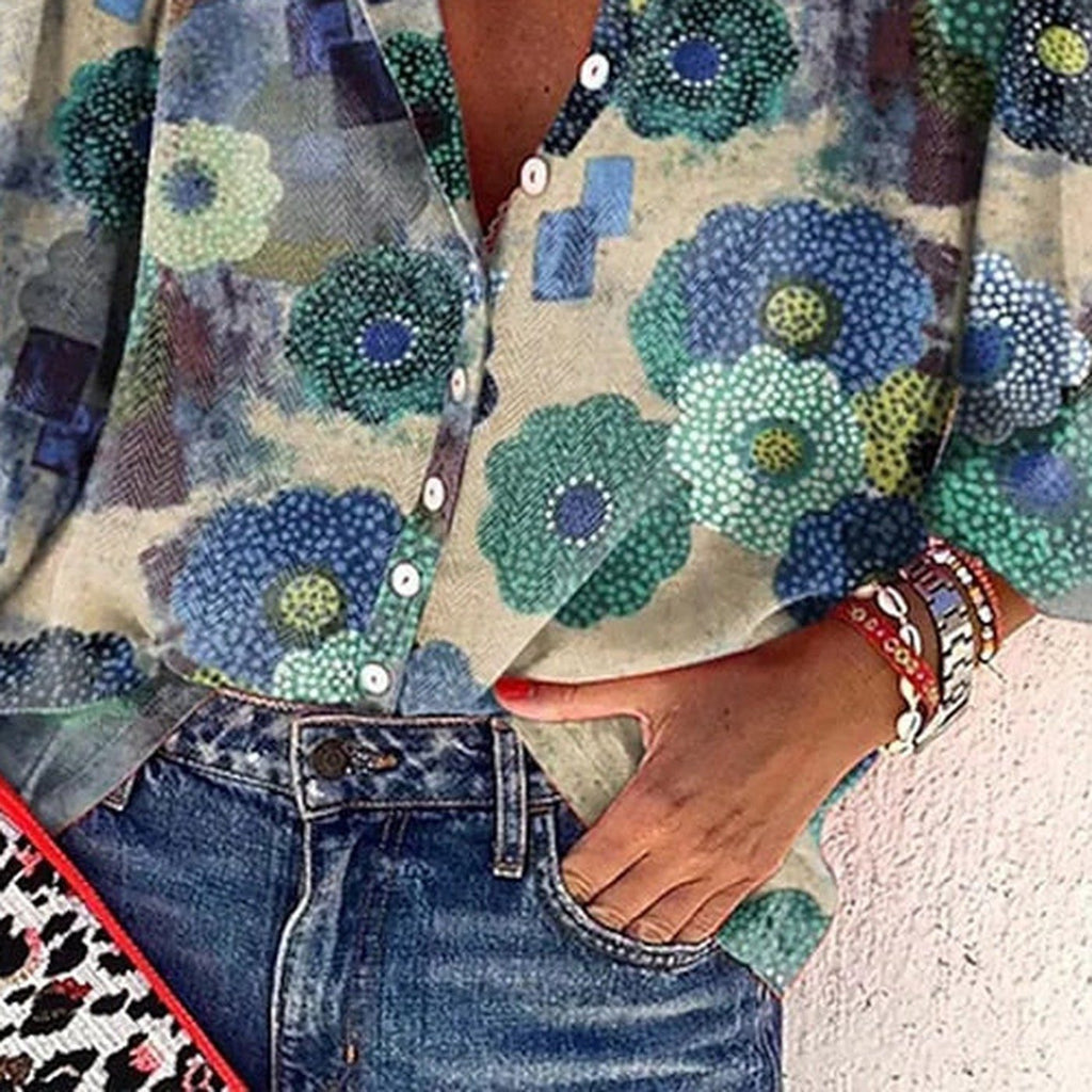 Détail des grandes fleurs bleues aquarelle et coupe fluide rentrée dans un jean
