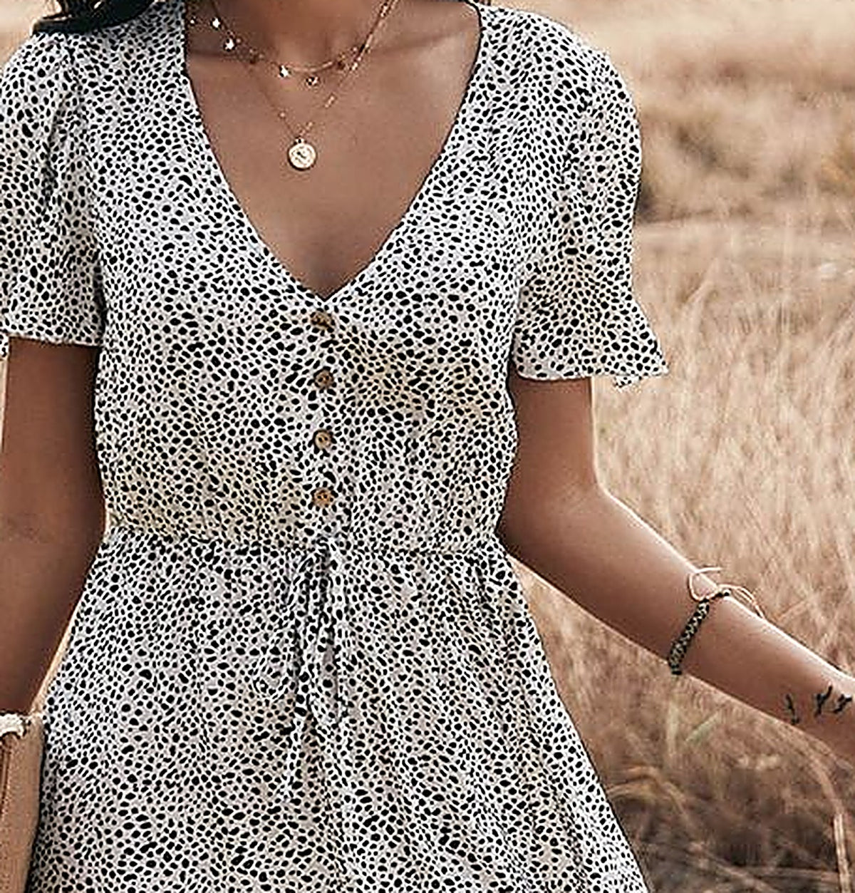 Détail buste col V boutonné cordon imprimé moucheté robe hippie chic