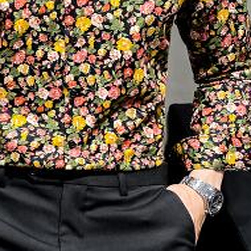 Detail motif fleuri chemise hippie homme coloris jaune Image