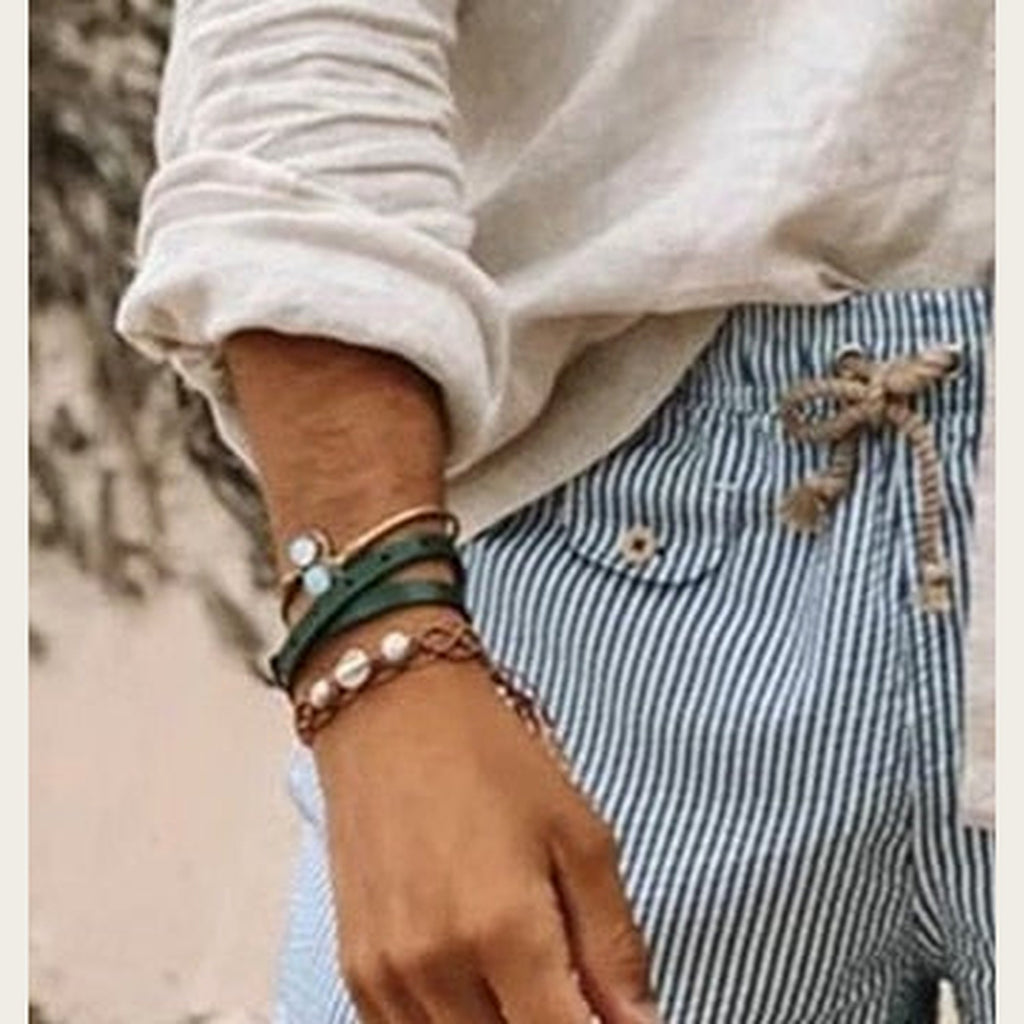 Manche retroussée de la chemise en lin homme portée façon bohème