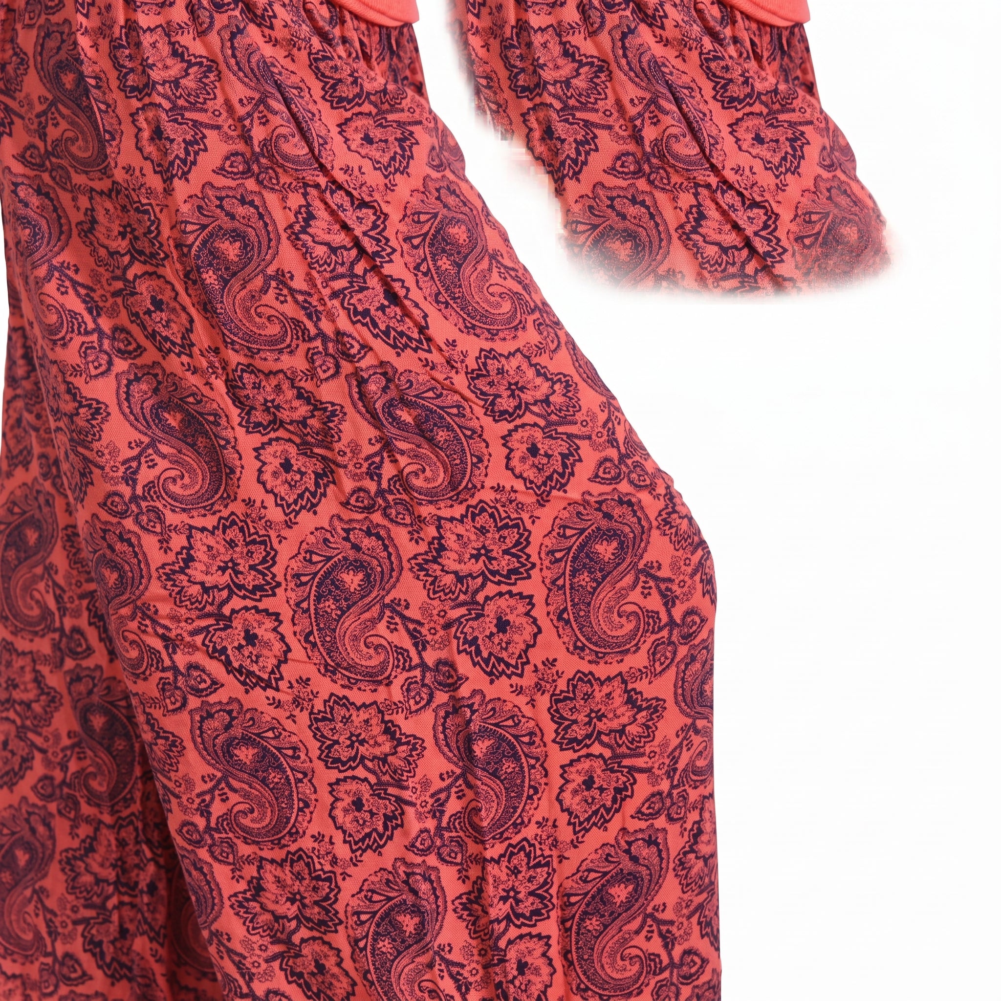Détail du motif cachemire paisley du sarouel rouge Image