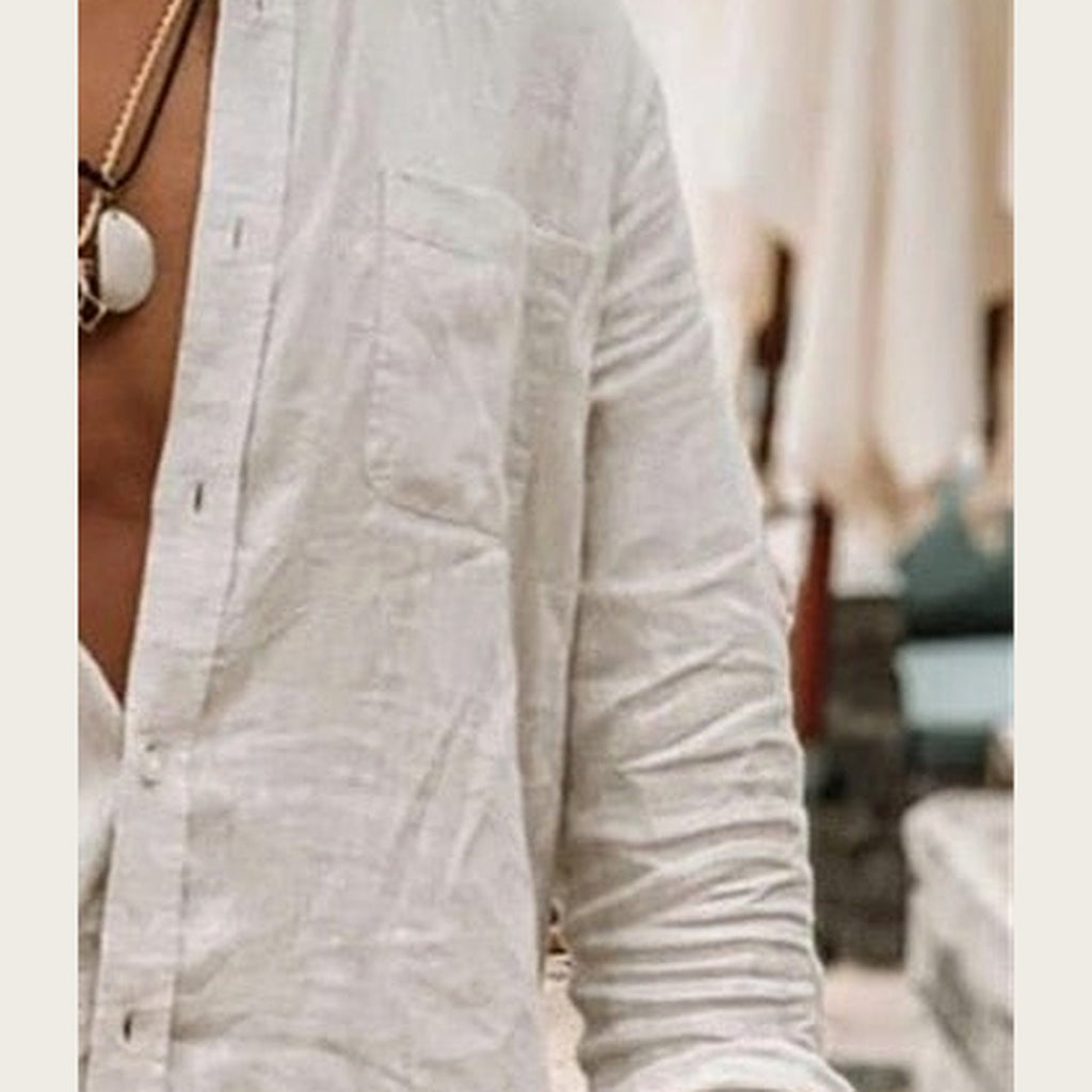 Gros plan matière lin froissé et poche poitrine de la chemise hippie homme