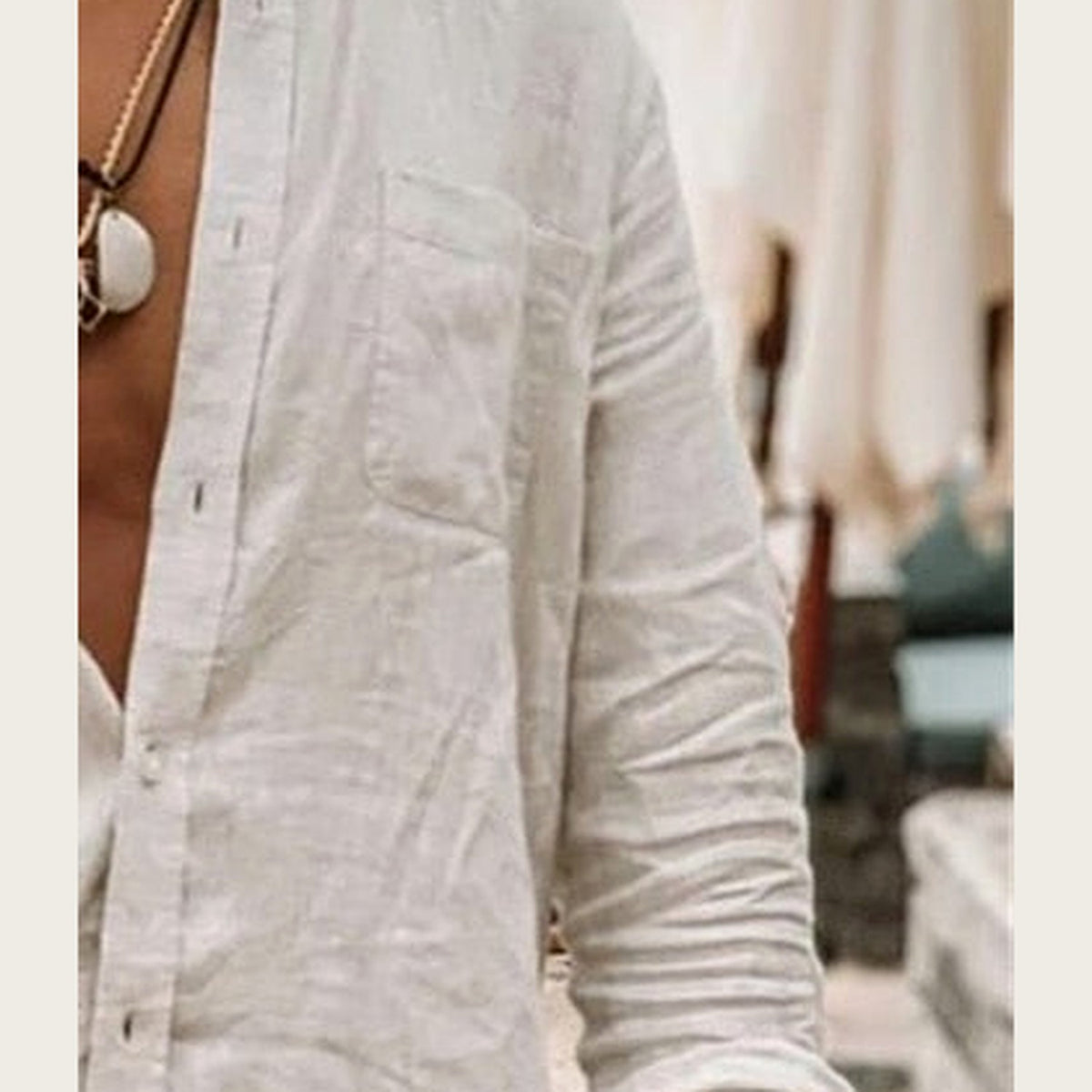 Gros plan matière lin froissé et poche poitrine de la chemise hippie homme