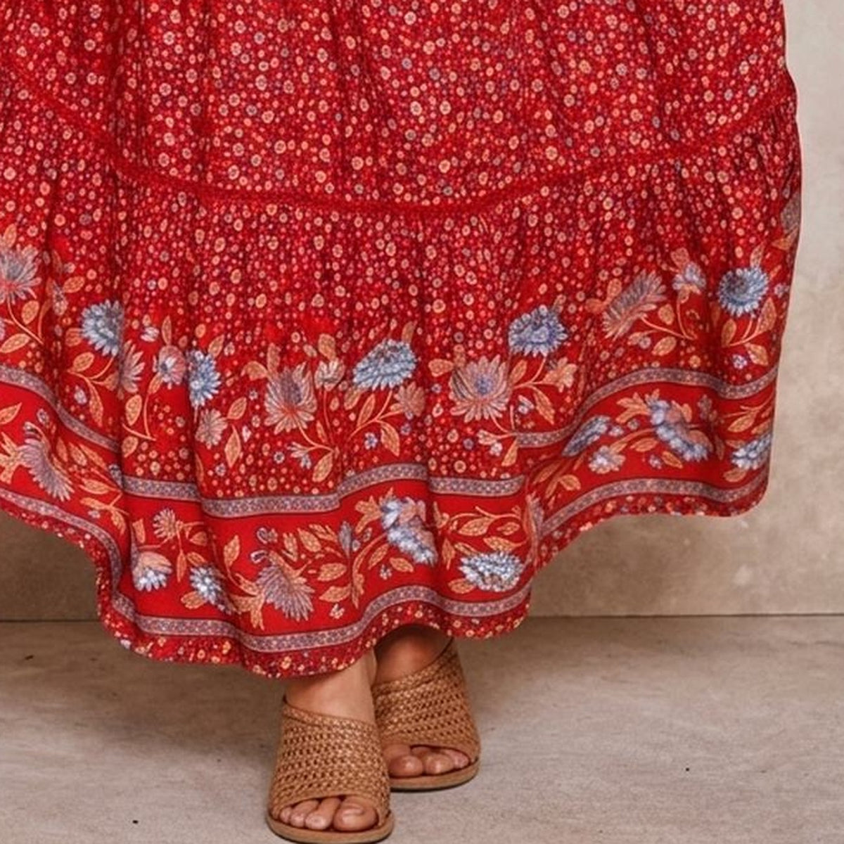 Jupe hippie chic rouge, détail imprimé fleuri et frise florale du volant