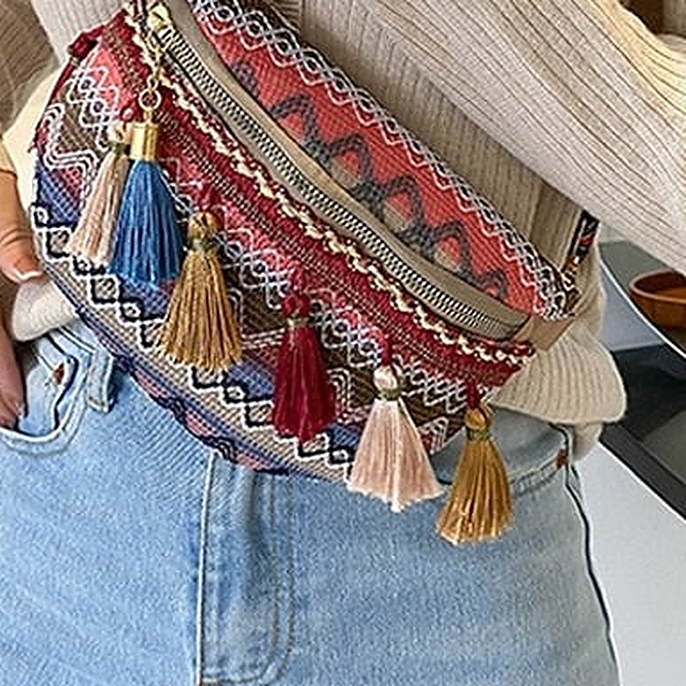 Détail du tissage jacquard ethnique et des pompons multicolores du sac banane hippie Image