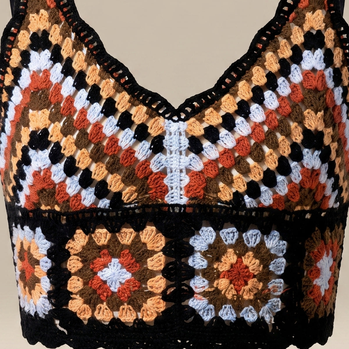 Gros plan des chevrons au crochet et des carrés granny à cœur de fleur