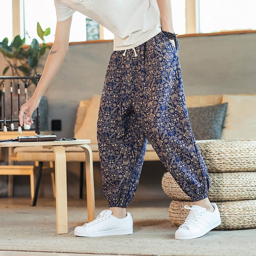 Pantalon hippie chic homme coloris doré motif paisley porté