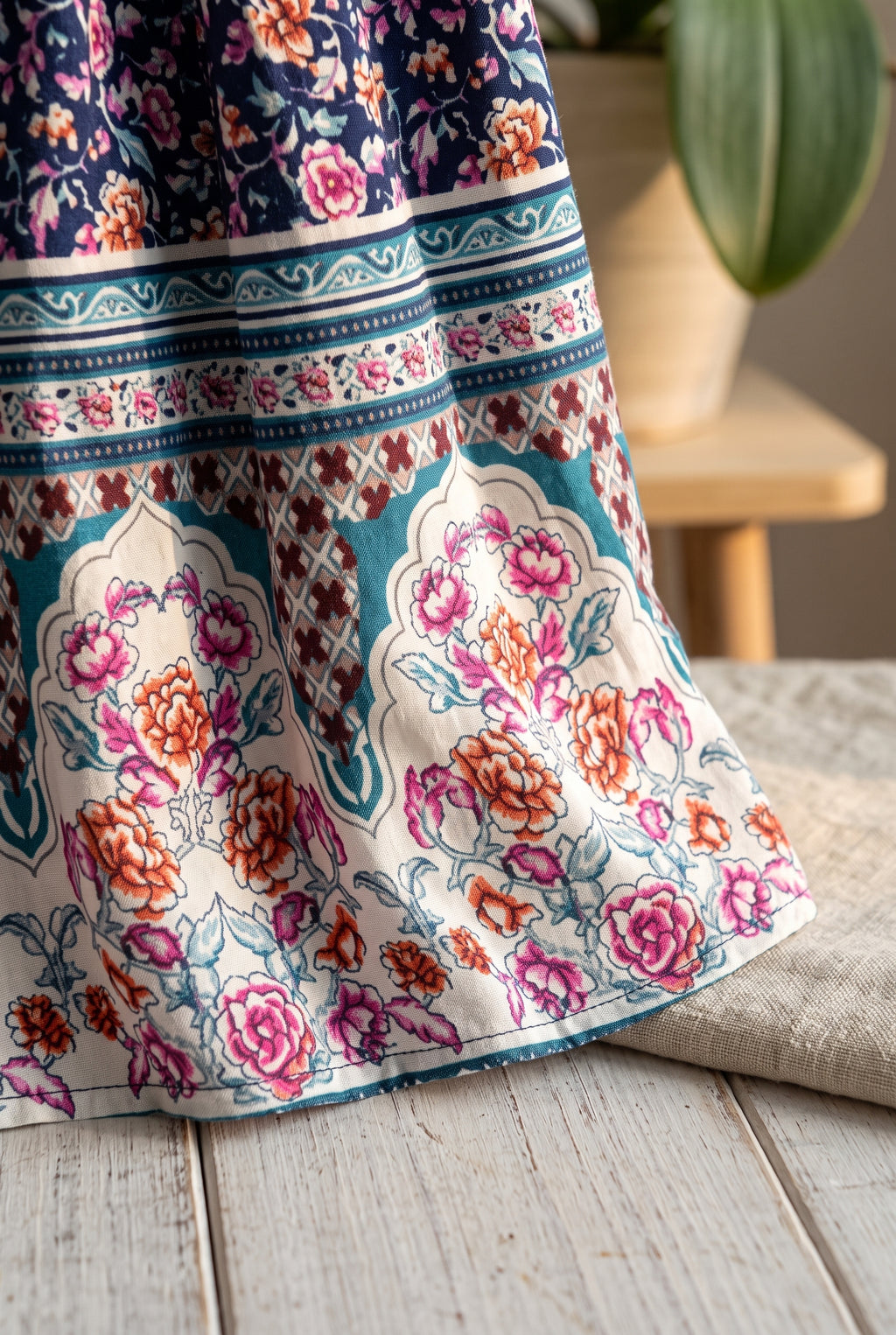 Bordure ethnique fleurie crème et turquoise de la jupe bohème