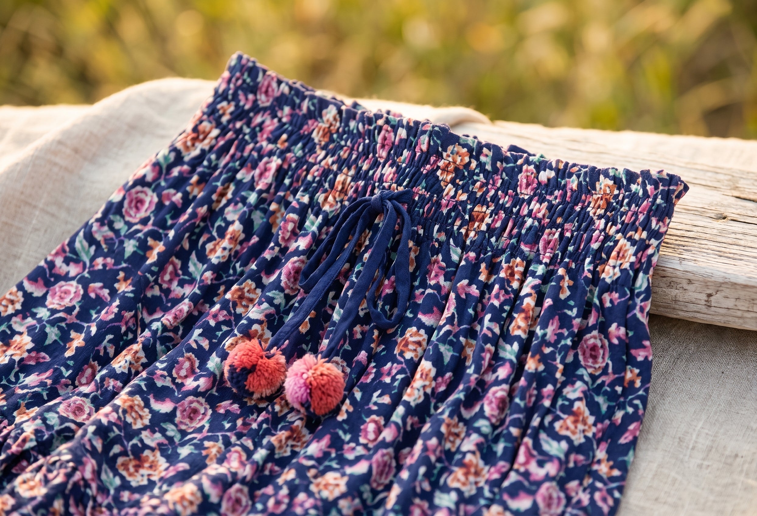 Taille smockée élastique et cordon à pompons de la jupe hippie Bild