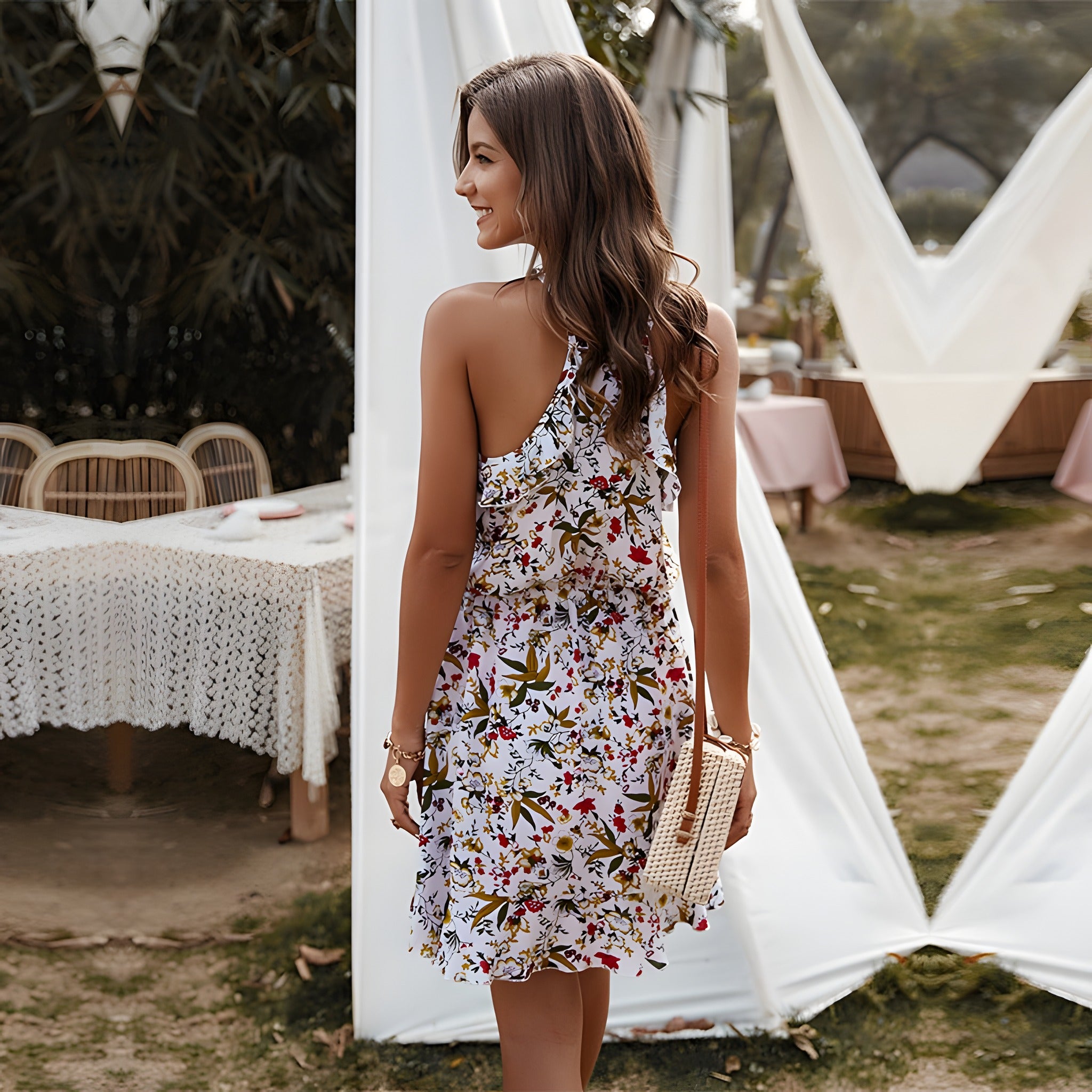 Robe hippie fleurie à volants, col licou dos ouvert - blanc dos Bild