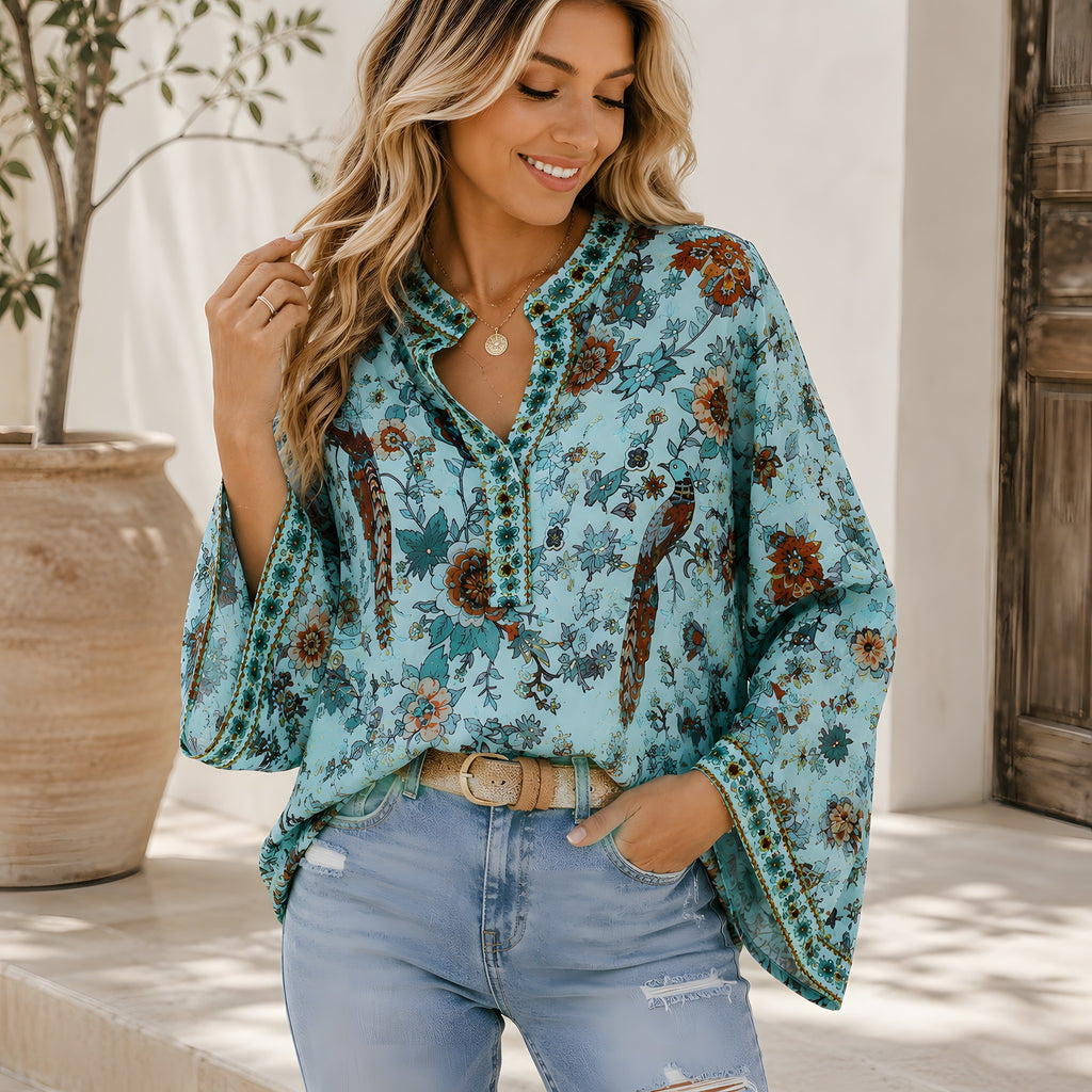 Blouse bohème fleurie portée par un modèle souriant