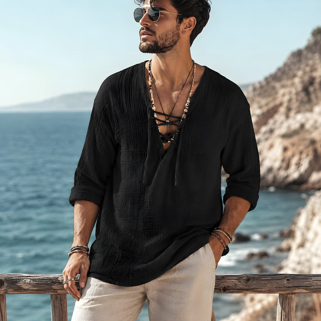 T-shirt hippie homme noir porté au bord de la mer
