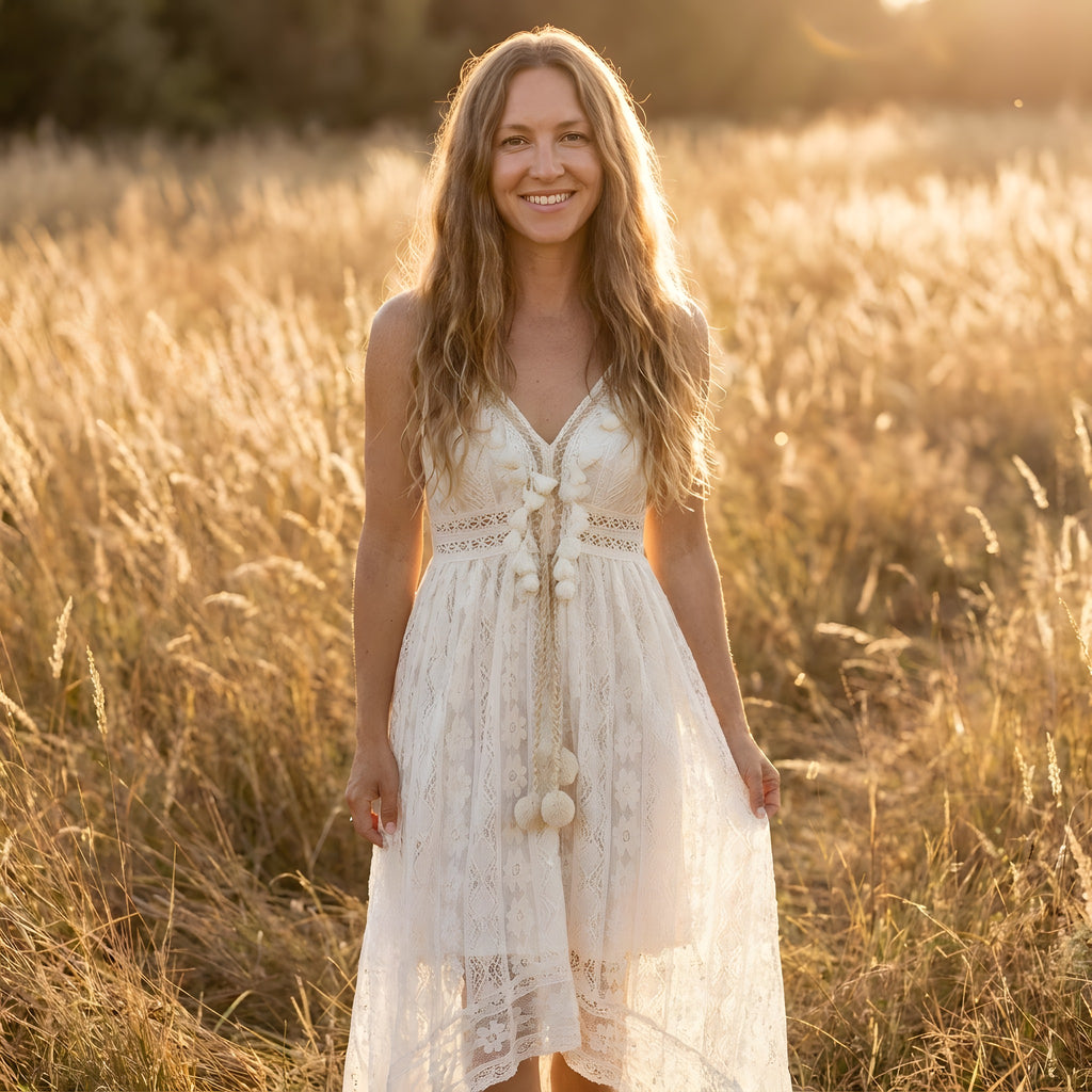 Modèle souriant robe longue blanche bohème