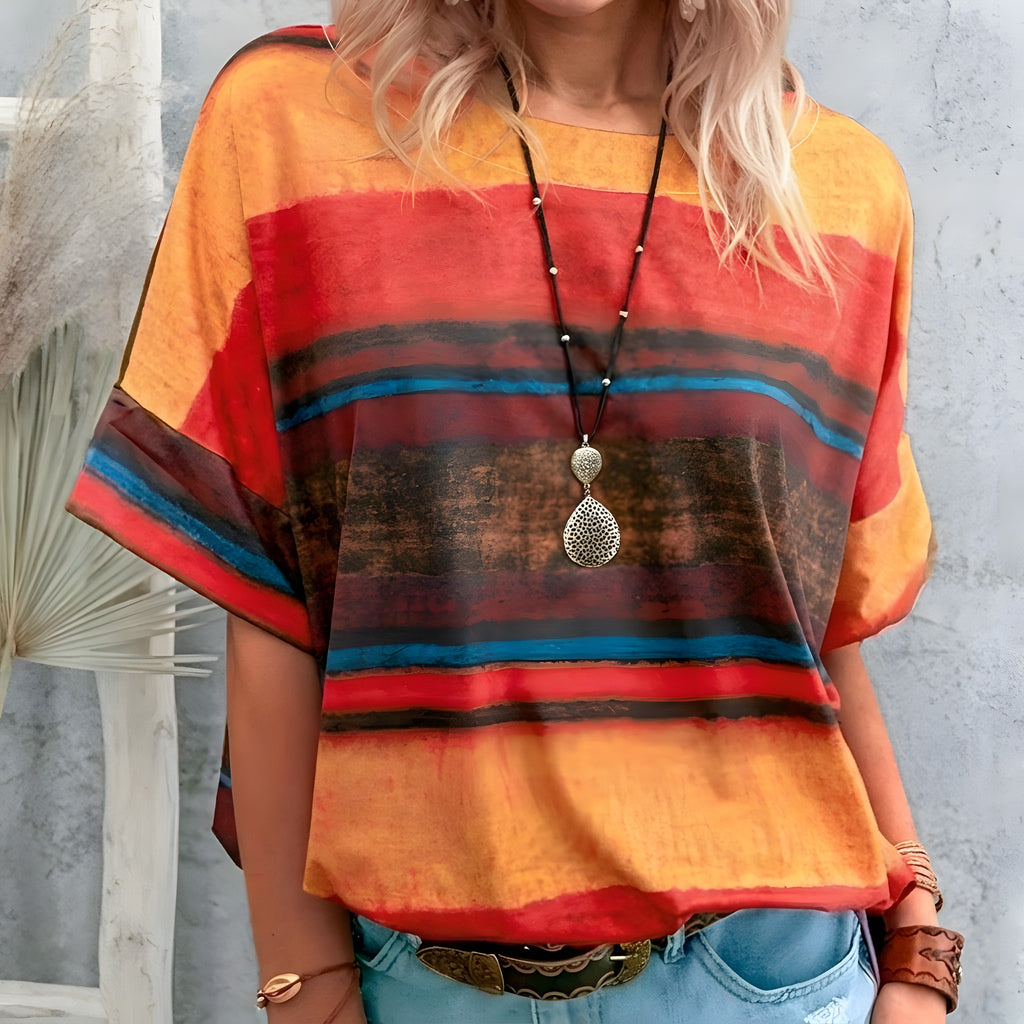 T-shirt hippie oversize orange à rayures aquarelle, col rond et manches chauve-souris, porté