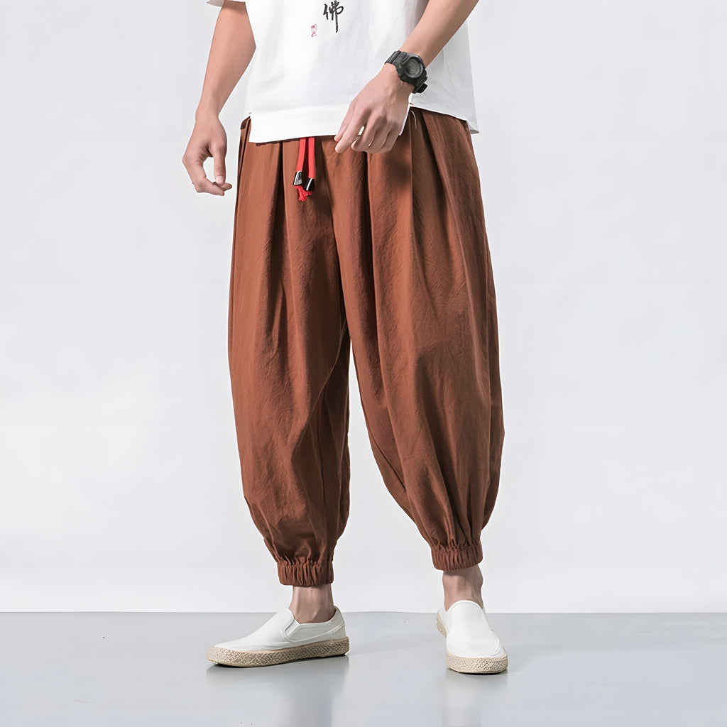 Sarouel homme en lin terracotta porté, coupe ample, vue studio