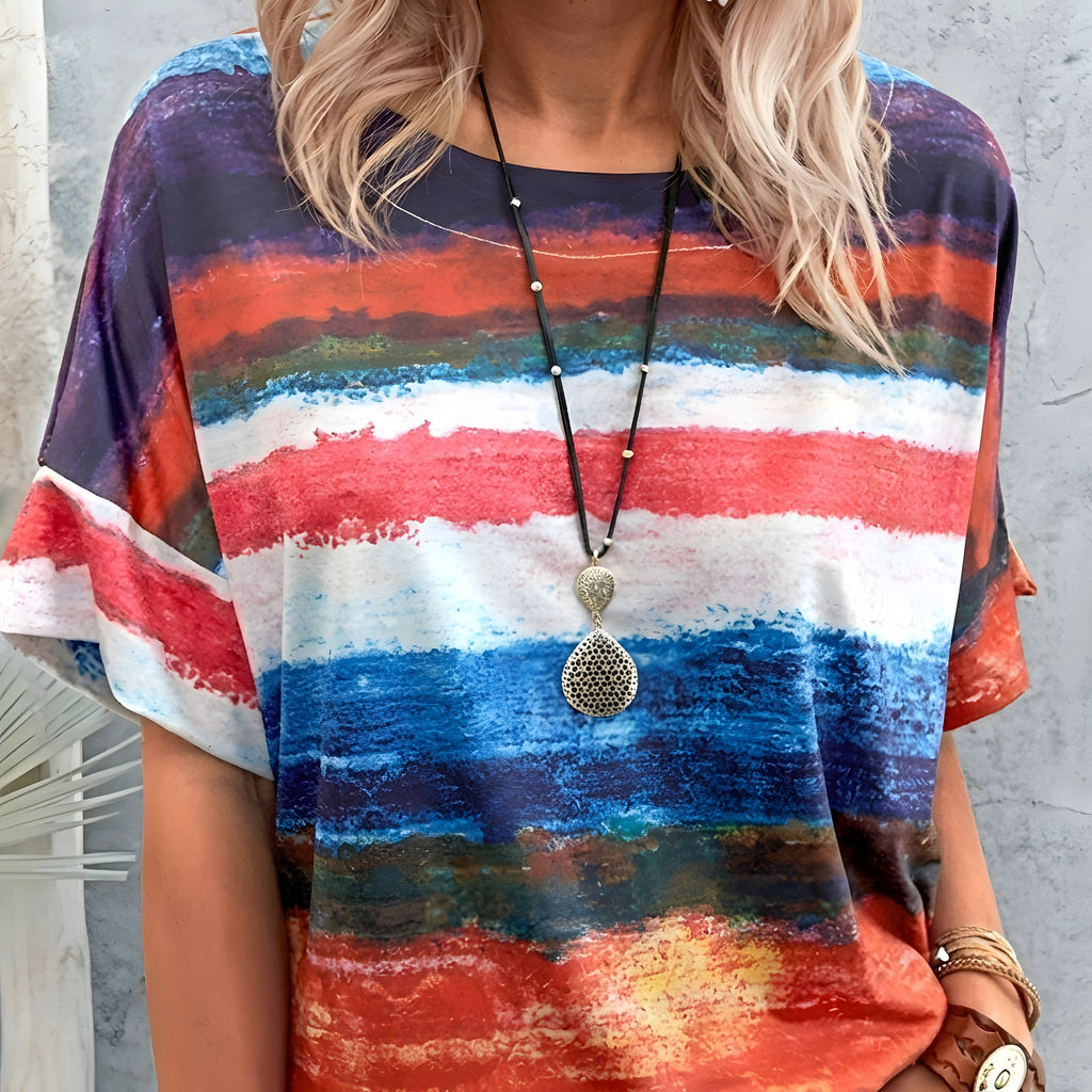 T-shirt hippie oversize rouge à rayures aquarelle, col rond et manches chauve-souris, porté