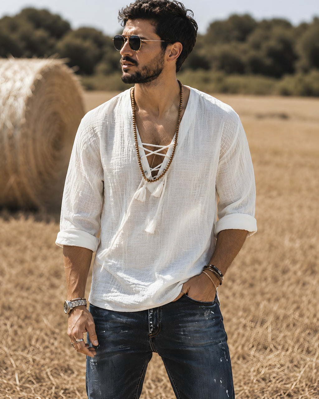 T-shirt hippie homme blanc porté avec un jean brut dans un champ