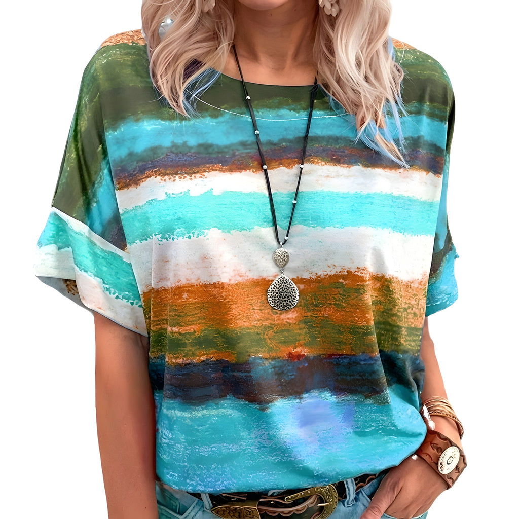 T-shirt hippie oversize turquoise à rayures aquarelle, col rond et manches chauve-souris, porté
