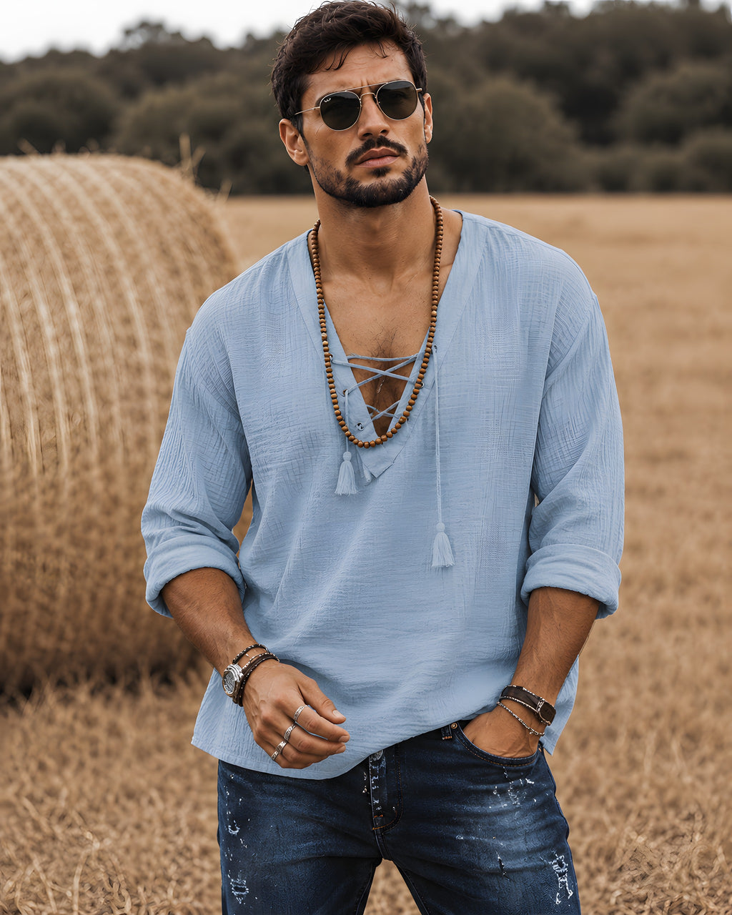 T-shirt hippie homme bleu ciel porté devant une botte de foin