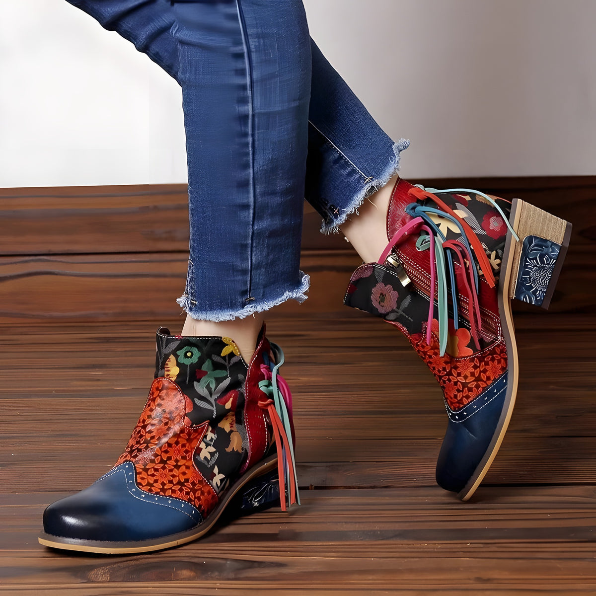 Bottines bohèmes portées avec un jean, franges multicolores