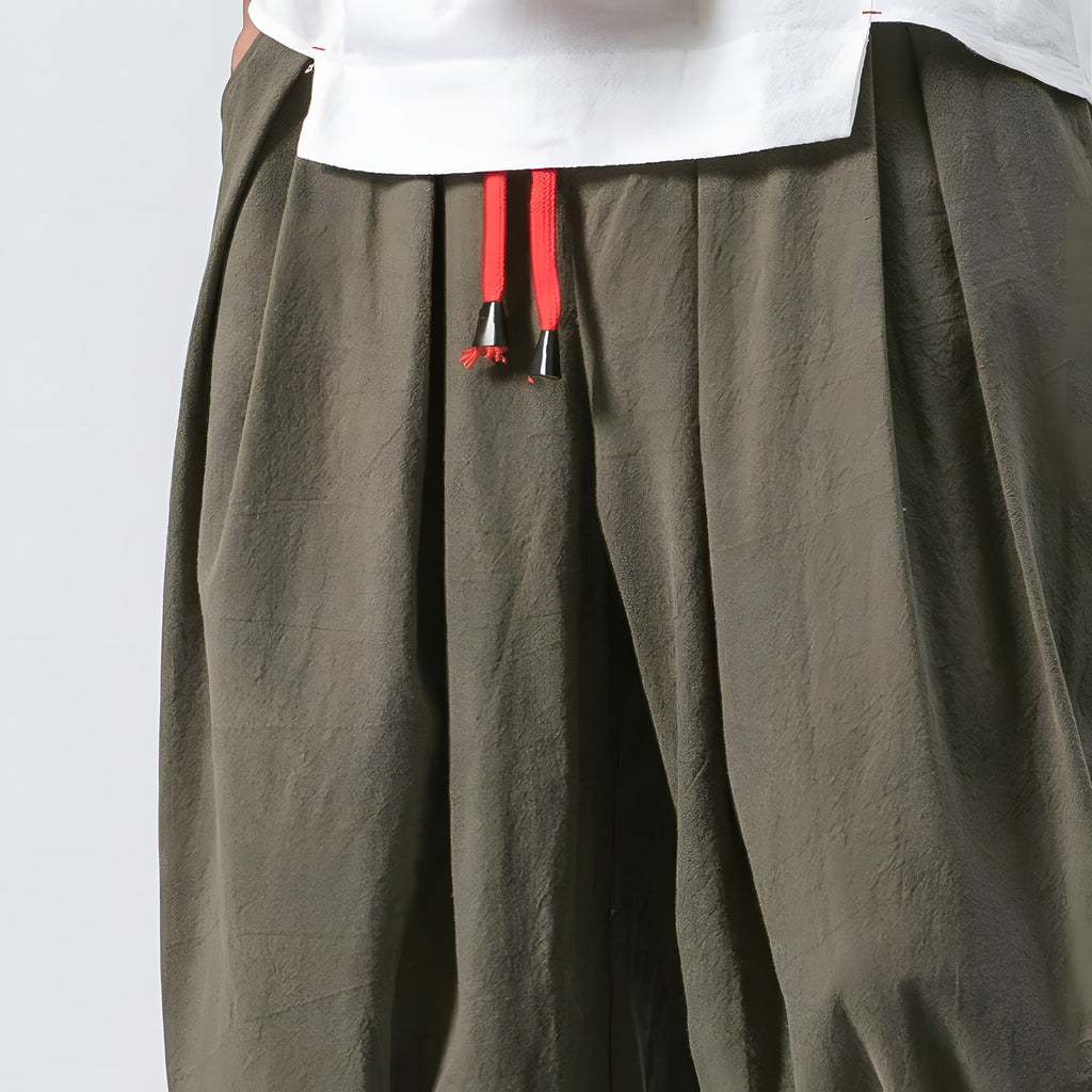 Détail de la taille élastique et du cordon rouge du sarouel homme en lin vert kaki