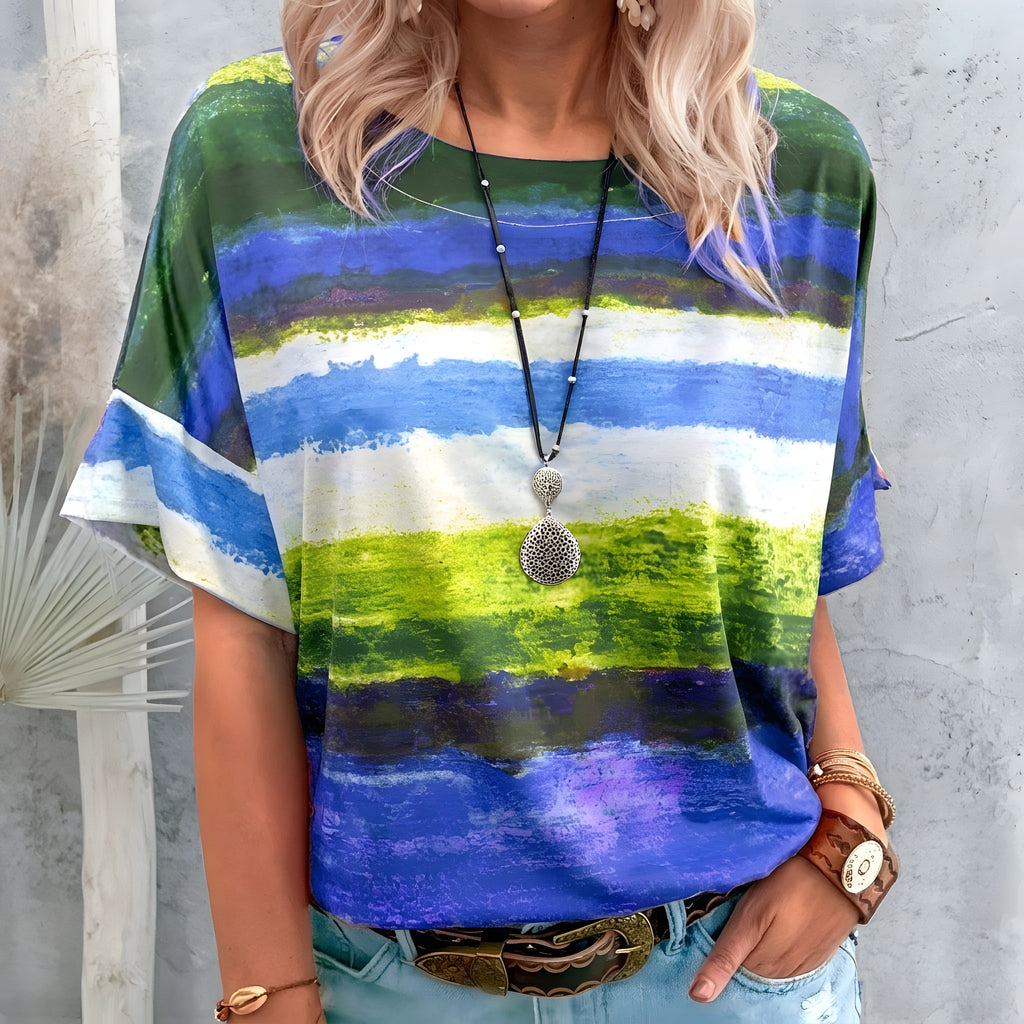 T-shirt hippie oversize bleu à rayures aquarelle, col rond et manches chauve-souris, porté