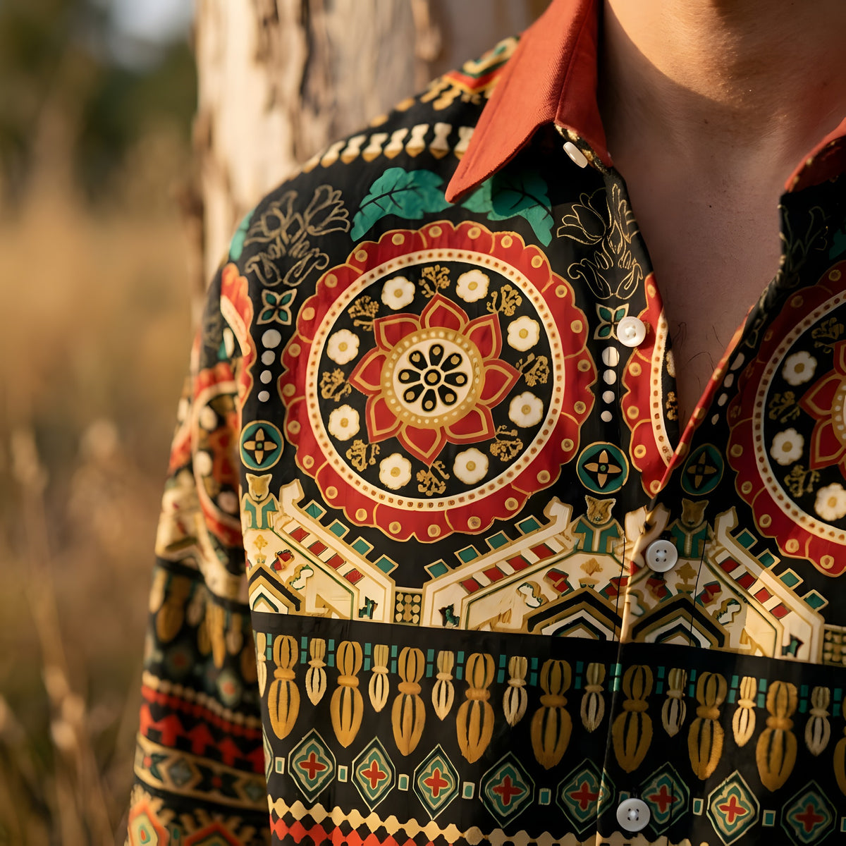 Gros plan des rosaces mandala rouge, vert et or de la chemise Image