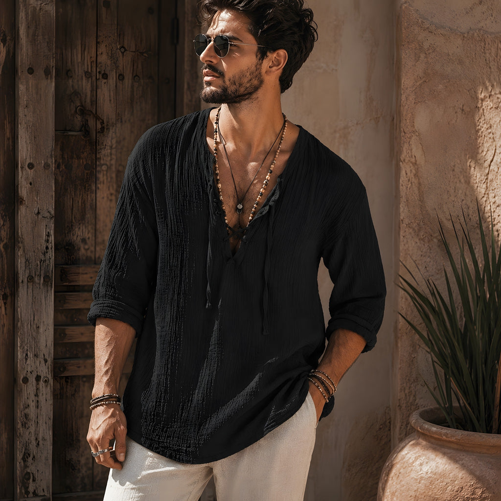 T-shirt hippie homme noir porté devant une porte en bois