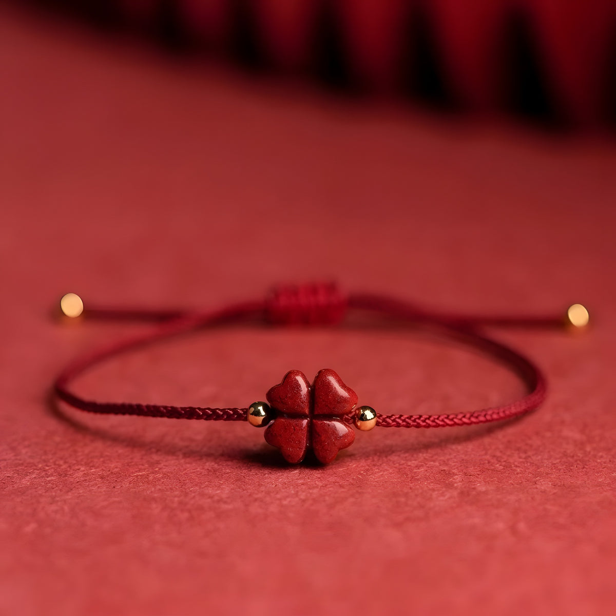 Bracelet Fil Rouge Porte-Bonheur, Trèfle à Quatre Feuilles