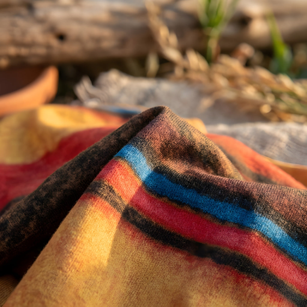 Détail des rayures aquarelle multicolores du t-shirt hippie oversize