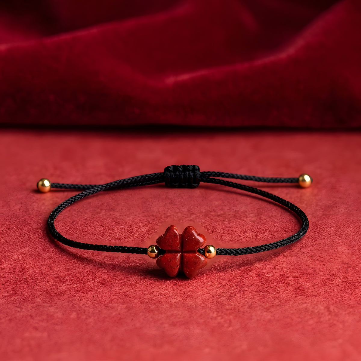 Bracelet Fil Rouge Porte-Bonheur, Trèfle à Quatre Feuilles
