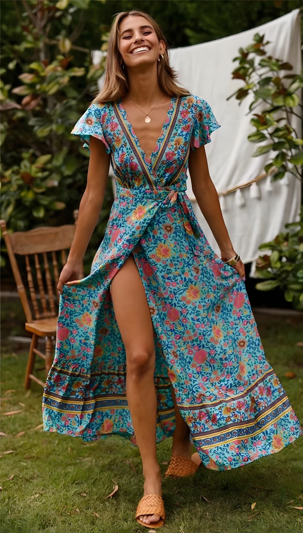 Robe longue hippie turquoise portée femme souriante jardin
