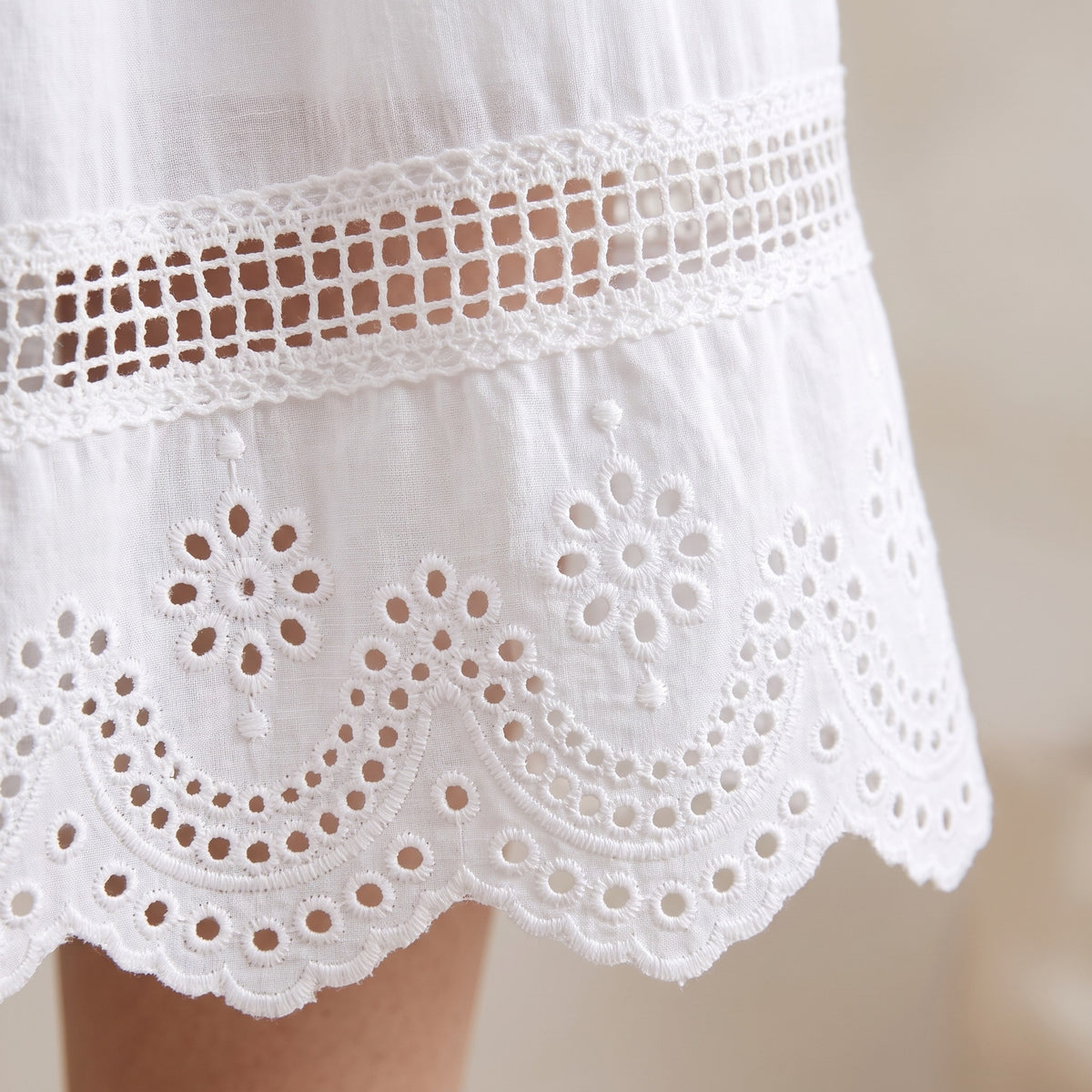Détail dentelle crochet et ourlet festonné brodé, coton blanc