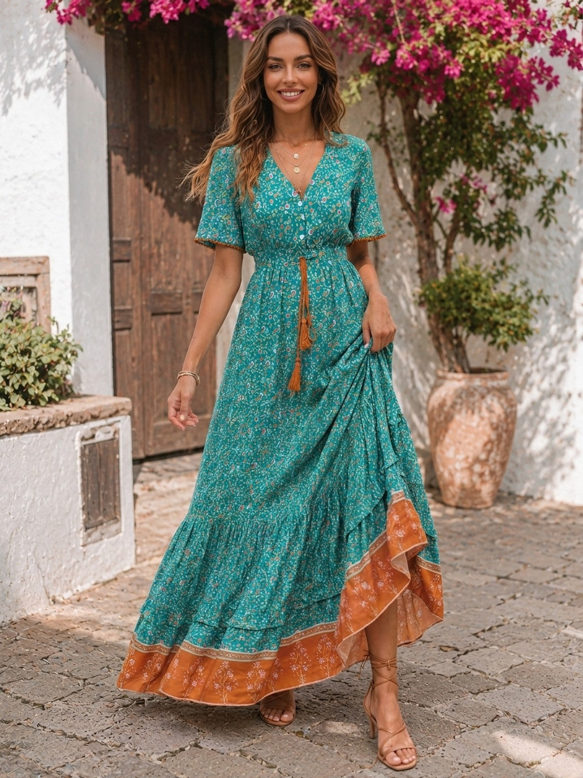 Robe hippie longue turquoise fleurie portée, modèle souriante, ruelle bohème