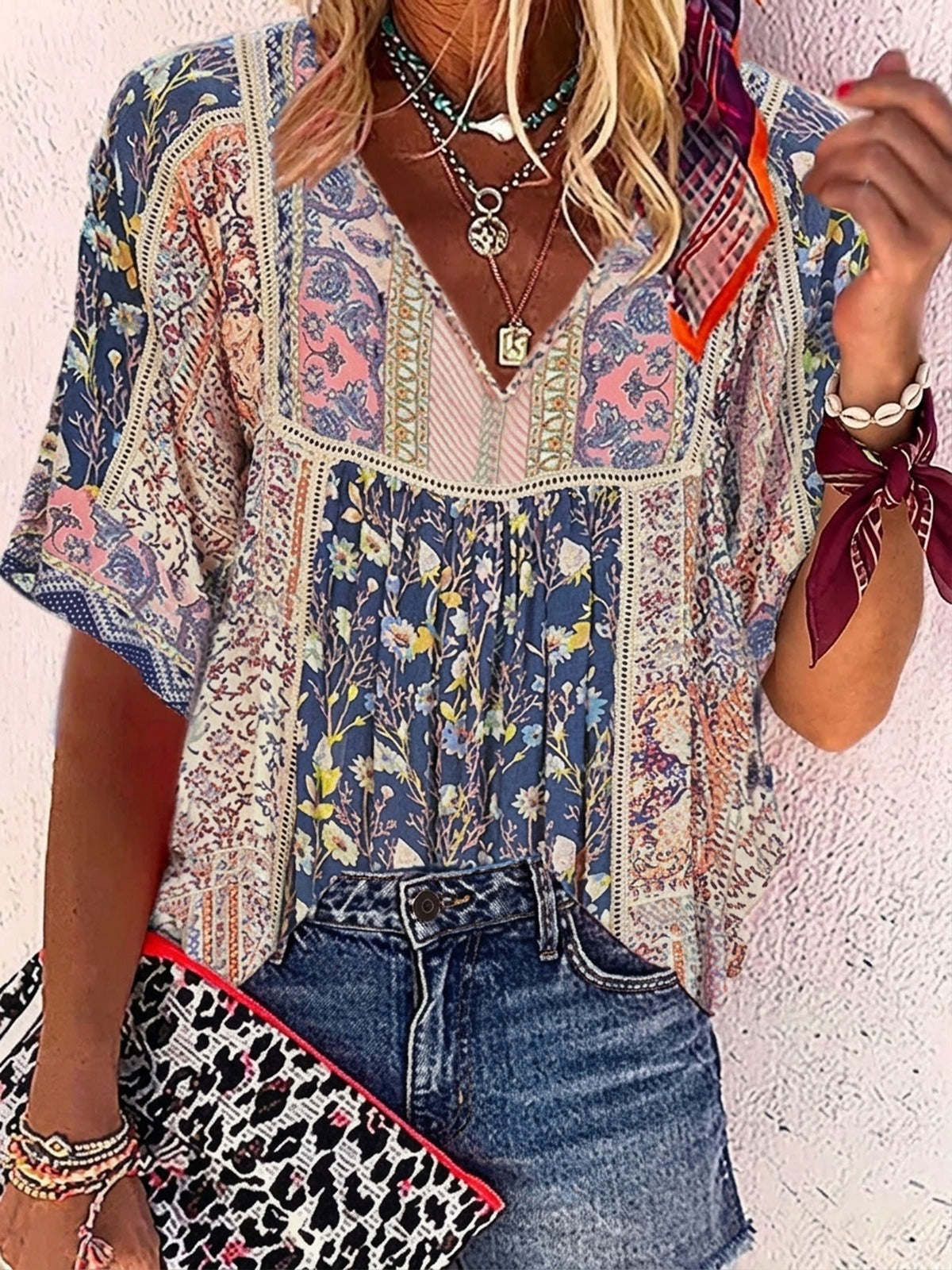 Blouse hippie fleurie bleu nuit, dentelle crochet, portée Image