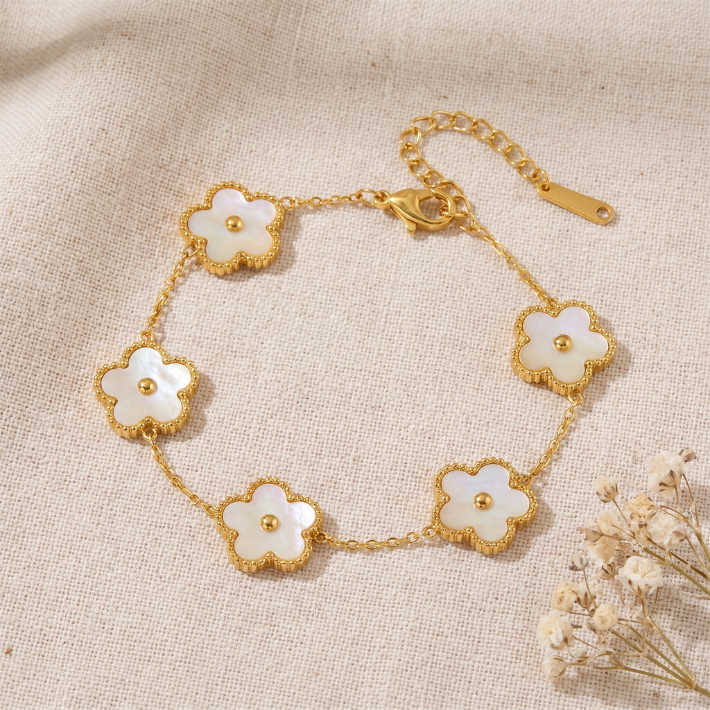 Bracelet fleur 5 pétales blanc nacré, bille dorée centrale, chaîne dorée