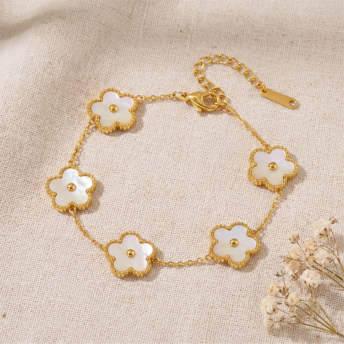 Bracelet fleur 5 pétales blanc nacré, bouton doré central, chaîne dorée