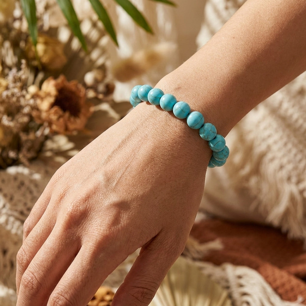 Bracelet turquoise porté au poignet, ambiance bohème